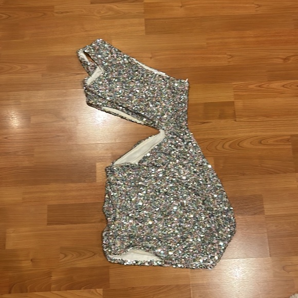 Dresssmezee SHOOTING STAR CUT OUT SEQUIN DRESS - Picture 2 of 2